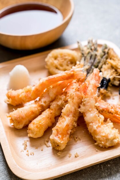 Foto tempura de camarones y verduras