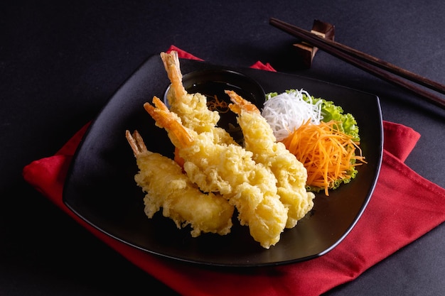 Tempura de camarão em chapa preta com legumes e molho de molho