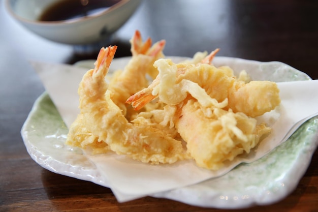 Tempura de camarão em fundo de madeira