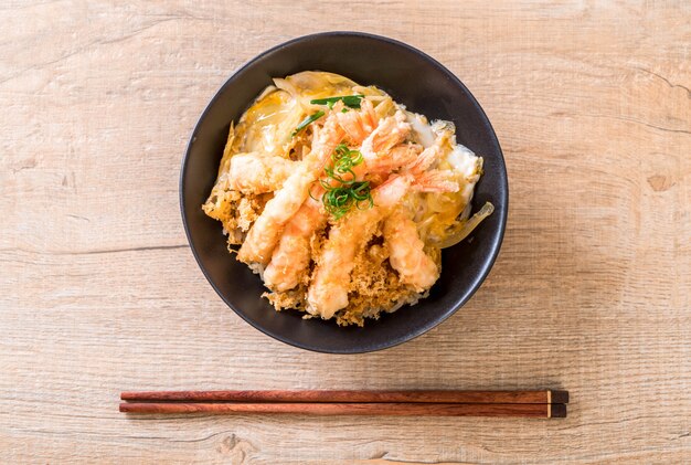 Tempura de camarão frito na tigela de arroz coberto