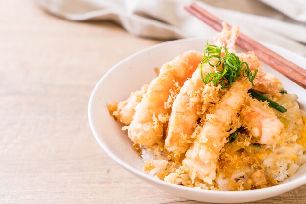 tempura de camarão frito na tigela de arroz coberto