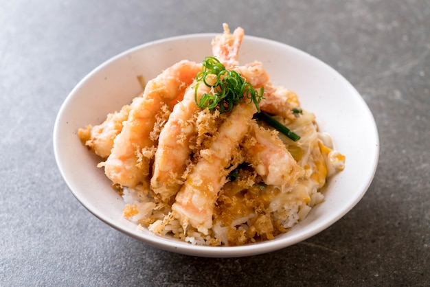 tempura de camarão frito na tigela de arroz coberto