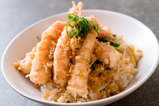 tempura de camarão frito na tigela de arroz coberto