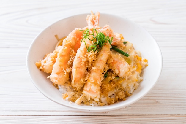 tempura de camarão frito na tigela de arroz coberto