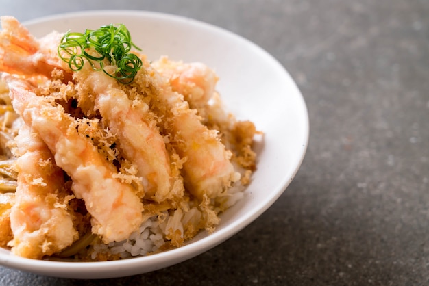 tempura de camarão frito na tigela de arroz coberto