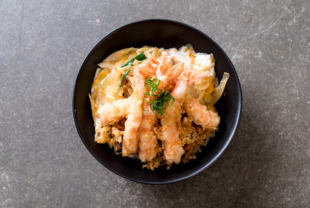 tempura de camarão frito na tigela de arroz coberto