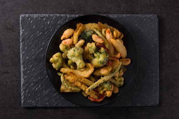 Tempura de legumes japonesa em chapa preta