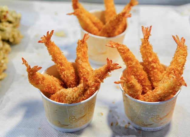 Tempura de gambas en el mercado callejero abierto de Myeongdong en Seúl, Corea del Sur