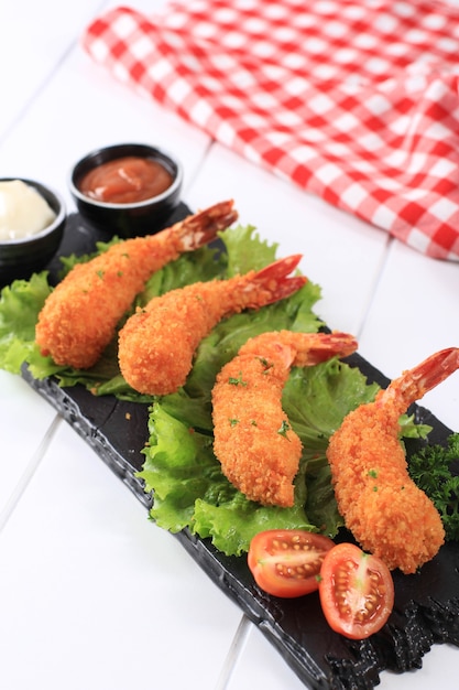 Tempura-Garnelen / Garnelen, japanische traditionelle Küche aus frittierten Garnelen, die mit Brotkrumen oder Panko überzogen sind, normalerweise als Bento-Mittagsmenü erhältlich. Auf weißem Holzhintergrund