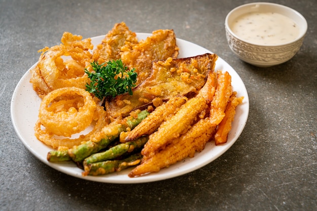 tempura mixta frita con salsa