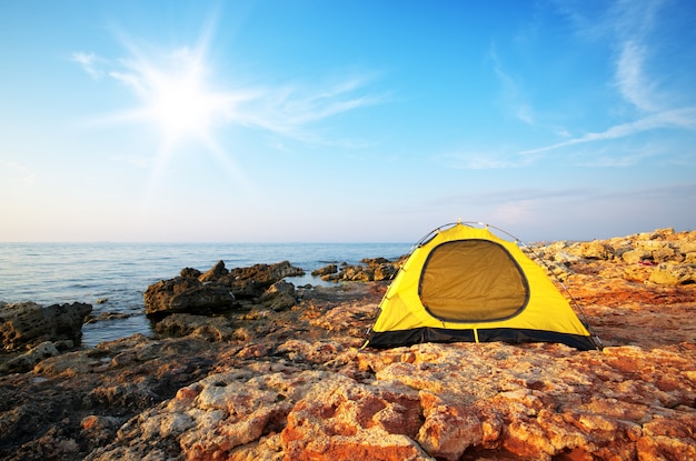 tenda amarela na praia