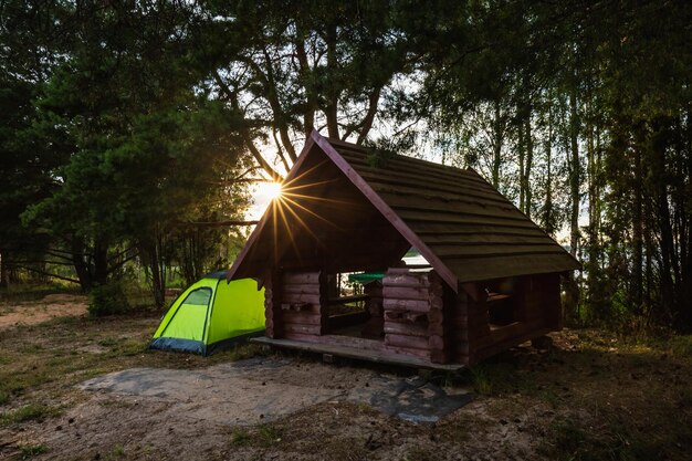 Foto tenda ao lado da cabana de madeira nos lagos braslaw, bielorrússia