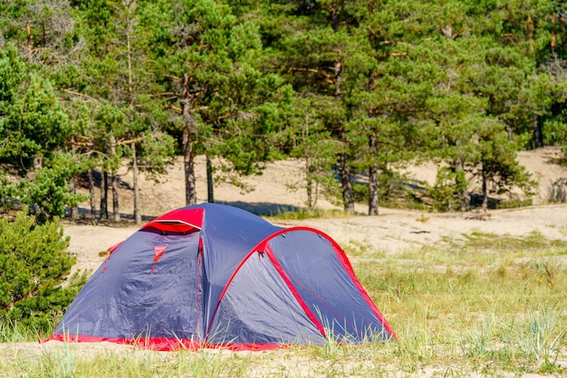 Tenda azul turística na floresta Viagem aos lugares selvagens da natureza