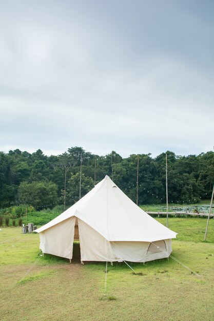 Foto tenda com sino de lona tradicional no campo