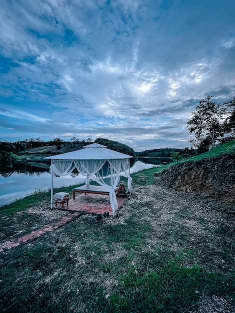 tenda com tecido cor de pêssego embaçado no lago