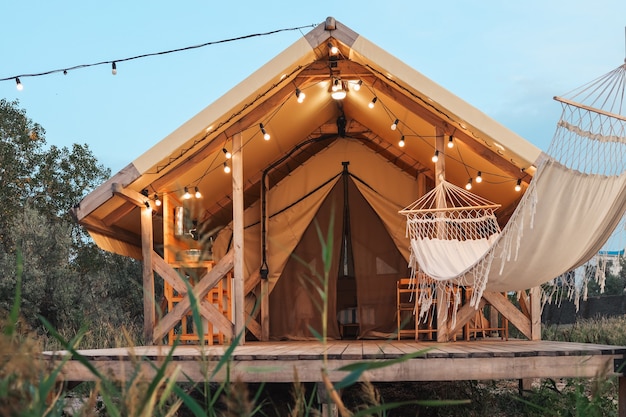 Tenda de glamping na floresta. Tenda de luxo com vista para o mar. Turismo ecológico