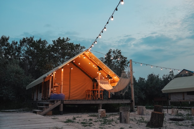 Tenda de glamping na floresta. Tenda de luxo com vista para o mar. Turismo ecológico