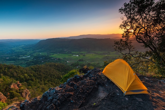 Tenda de pé no topo da montanha