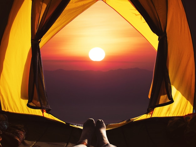 Foto tenda de porta de abertura acampar ao nascer do sol