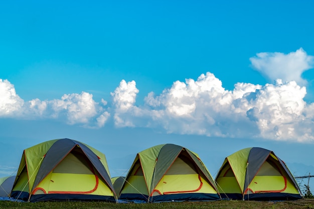 Tenda e fundo do céu e vista para a montanha.