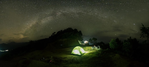 Tenda em campo contra campo de estrelas