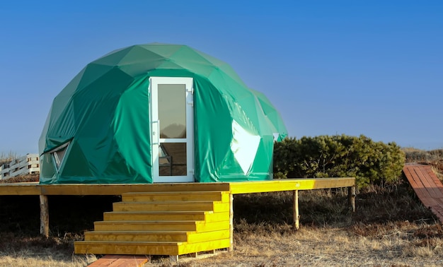 Tenda geodome verde na península de kamchatka