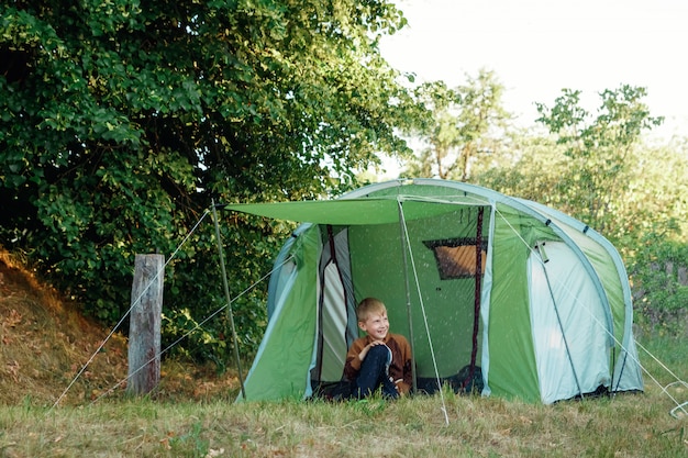 Tenda na floresta de outono, lar de aventura e viagens