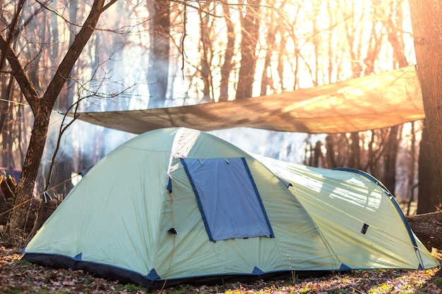 tenda na floresta