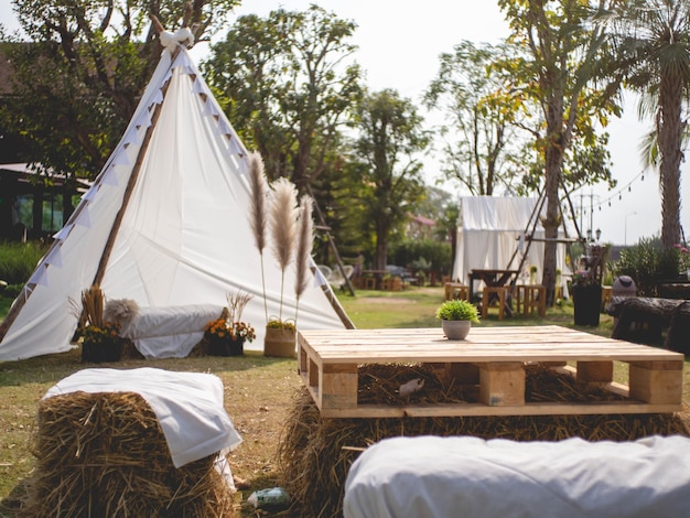 Foto tenda na mesa no quintal