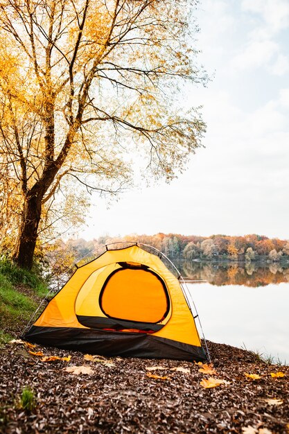 Tenda na praia do lago outono outono conceito camping