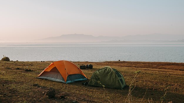 Tenda na praia, junto ao mar, contra o céu.