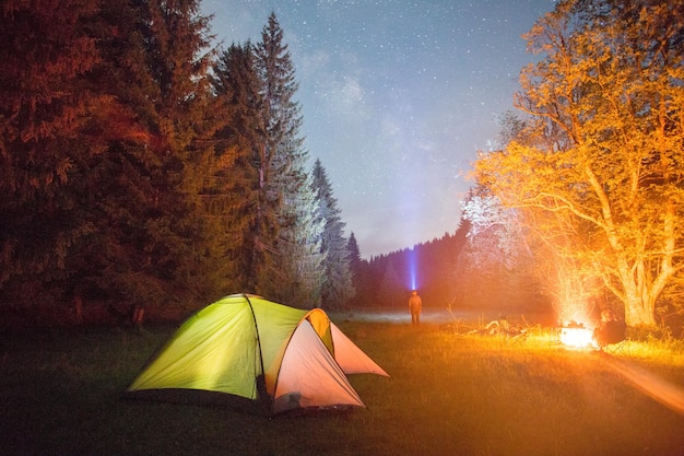 Foto tenda no outono à noite