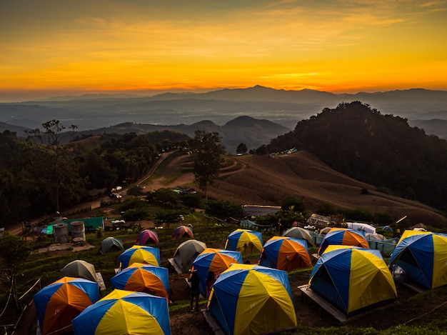 Tenda no pôr do sol com vista para as montanhas