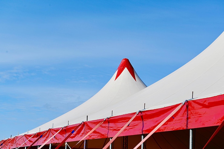 Foto tenda no telhado contra o céu limpo