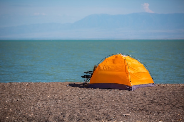 Tenda para turistas na margem do lago