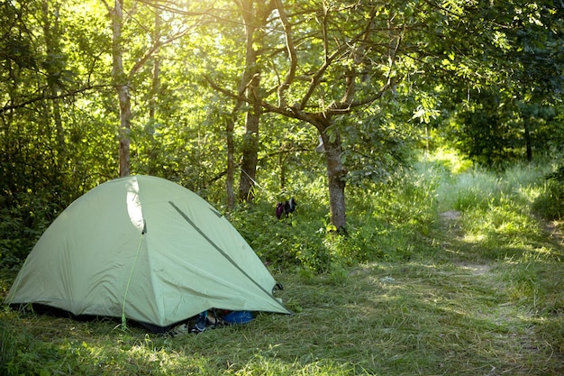 Tenda turística instalada em um acampamento na natureza na floresta turismo doméstico férias de verão ativo aventuras em família ecoturismo caminhada esportiva copiar maquete de espaço