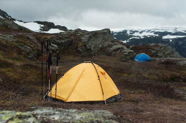 Tenda turística no topo da montanha