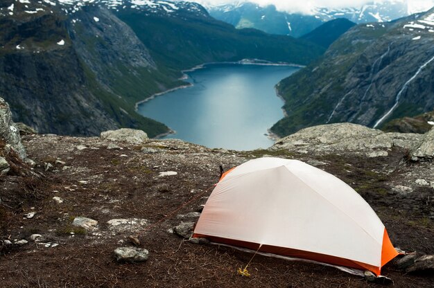 Tenda turística no topo da montanha