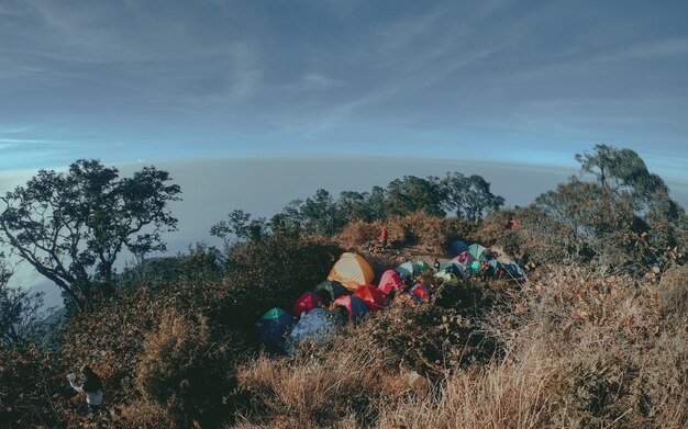 Foto tendas no topo da montanha