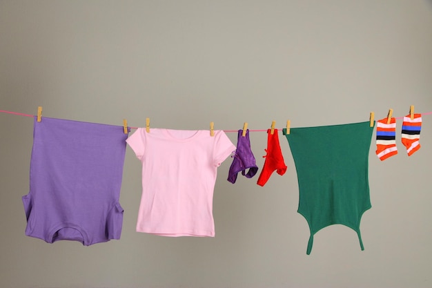 Tendedero con ropa en el fondo de la pared