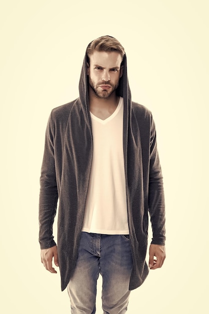 Tendência da moda Roupas de uso diário Conceito de moda masculina Casual e confortável Influenciador da moda masculina Homem modelo na moda Roupa de estilo de rua Homem bonito com capuz em pé fundo branco