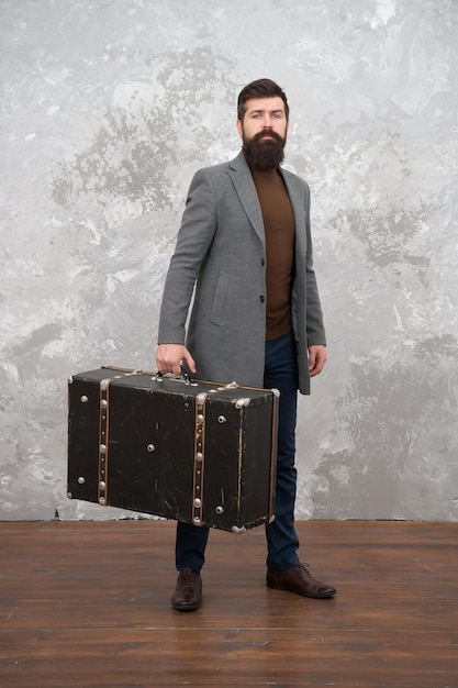 Foto tendência de moda retrô e vintage acessórios para férias melhores malas de viagem para homens homem barbudo elegante bem arrumado e mala vintage conceito de viajante do tempo design de bolsa inspirado no vintage