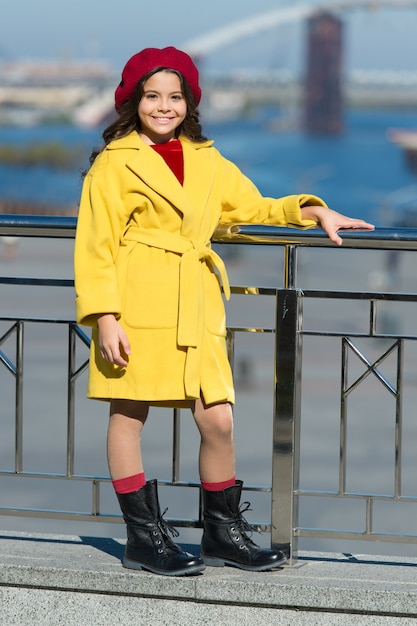 Tendência de outono. menina ao ar livre. Beleza da moda. Clima de primavera. menina feliz. Moda infantil de primavera. Criança elegante na boina parisiense e casaco de outono. Vibrações de outono. Olá Primavera. Melhor dia de todos.