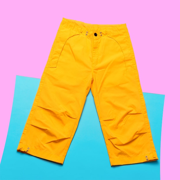 Tendencia hipster de pantalón amarillo. Moda de diseño minimalista