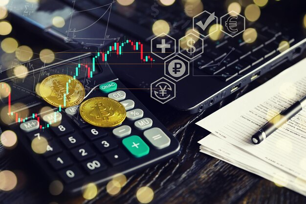 La tendencia del mercado alcista Criptomoneda Bitcoin Gráfico de crecimiento de acciones muestra un fuerte aumento en el precio de bitcoin Invertir en activos virtuales Plataforma de inversión con gráficos y monedas de bitcoin