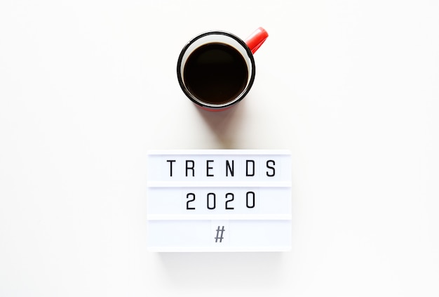 Foto tendencias 2020 con taza de café