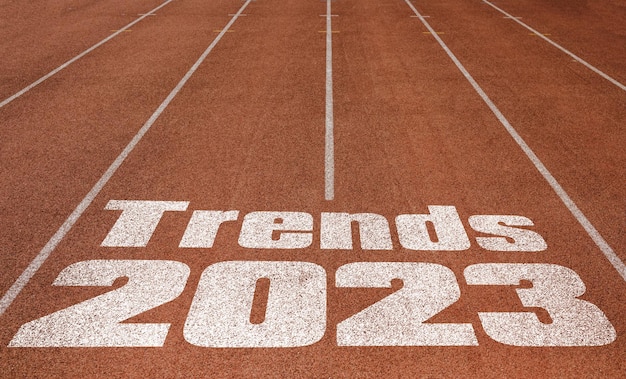 Tendencias 2023 escritas en la pista de atletismo Nuevo concepto en el texto de la pista de atletismo en color blanco