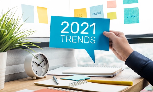 Tendencias de conceptos 2021 con texto y persona de negocios.