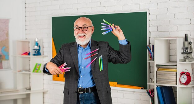 Tendencias en educación. Proporcione educación personalizada para entregar el contenido adecuado en el momento adecuado. Profesor senior de hombre inteligente en la pizarra. Objetivos de la educación. Concepto de educación escolar. Conocimiento útil.