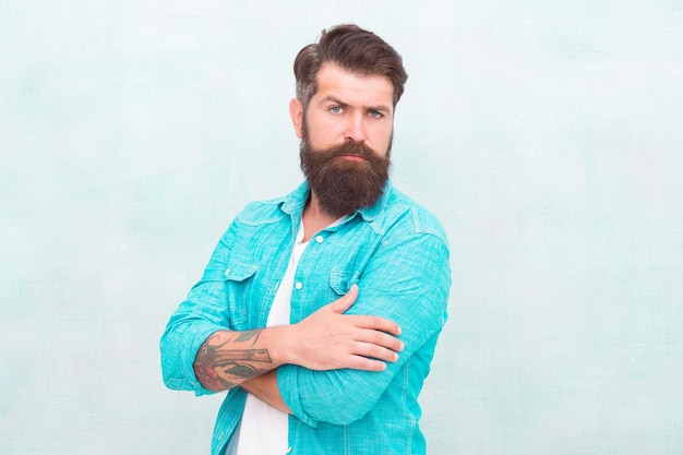 Tendencias de la moda de mezclilla Moda de barbería Peluquero carismático con barba y bigote Personalidad y carácter Concepto de carisma Hipster barbudo y bien arreglado Chico apuesto que usa ropa de moda